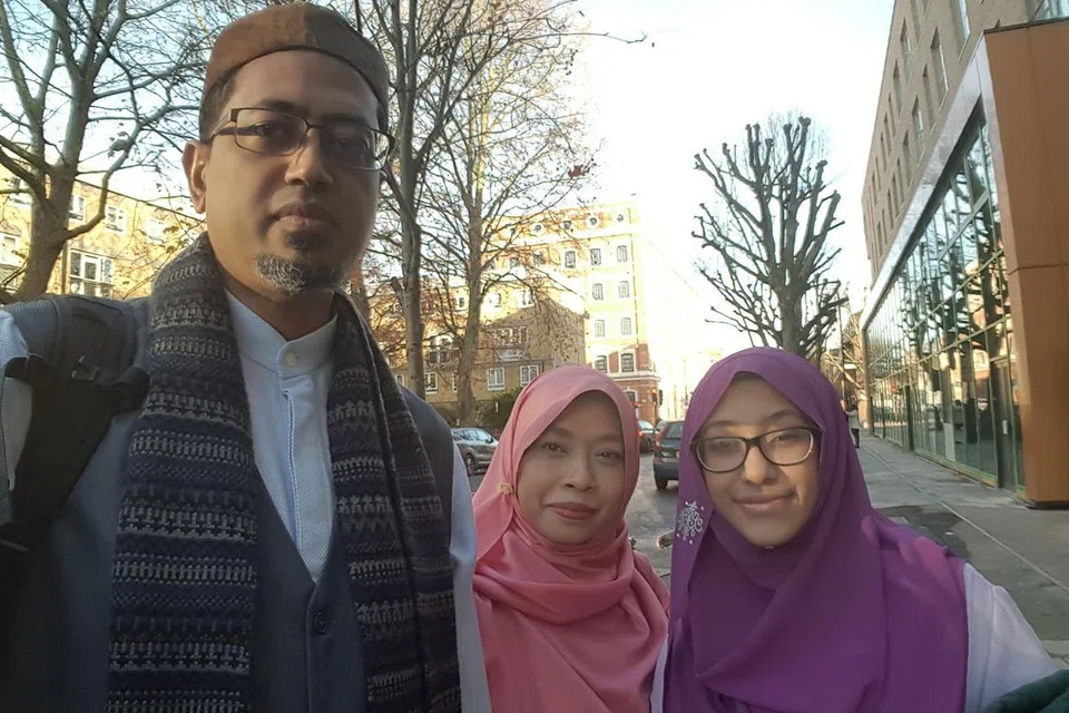 BERSAMA KELUARGA: Encik Nassir bersama isteri Cik Nurisha dan anak Nur Fatimah Az-Zahra di Sekolah Pengajian Timur dan Afrika, Universiti London. - Foto ihsan MOHAMED NASSIR ABDUL SUKKUR
