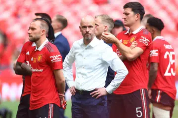 TANDA KEBANGKITAN SEMULA: Pada musim sulungnya di Old Trafford, Erik ten Hag (tengah) menghasilkan trofi pertama Manchester United dalam enam tahun dengan menjuarai Piala EFL, membawa mereka kembali ke Liga Juara-Juara dan mara ke final Piala FA. 