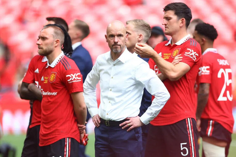 TANDA KEBANGKITAN SEMULA: Pada musim sulungnya di Old Trafford, Erik ten Hag (tengah) menghasilkan trofi pertama Manchester United dalam enam tahun dengan menjuarai Piala EFL, membawa mereka kembali ke Liga Juara-Juara dan mara ke final Piala FA. 