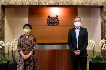TURUT PRIHATIN: Pertemuan antara Menteri Ehwal Luar Dr Vivian Balakrishnan (kanan) dengan rakan sejawatannya dari Indonesia, Cik Retno Marsudi, di Singapura semalam. - Foto MFA 