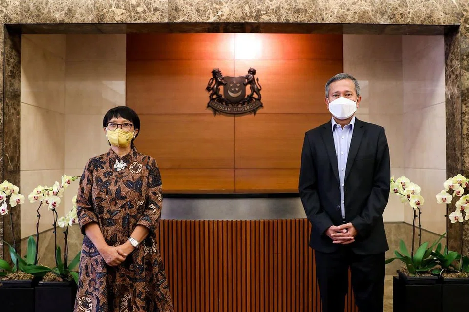 TURUT PRIHATIN: Pertemuan antara Menteri Ehwal Luar Dr Vivian Balakrishnan (kanan) dengan rakan sejawatannya dari Indonesia, Cik Retno Marsudi, di Singapura semalam. - Foto MFA 