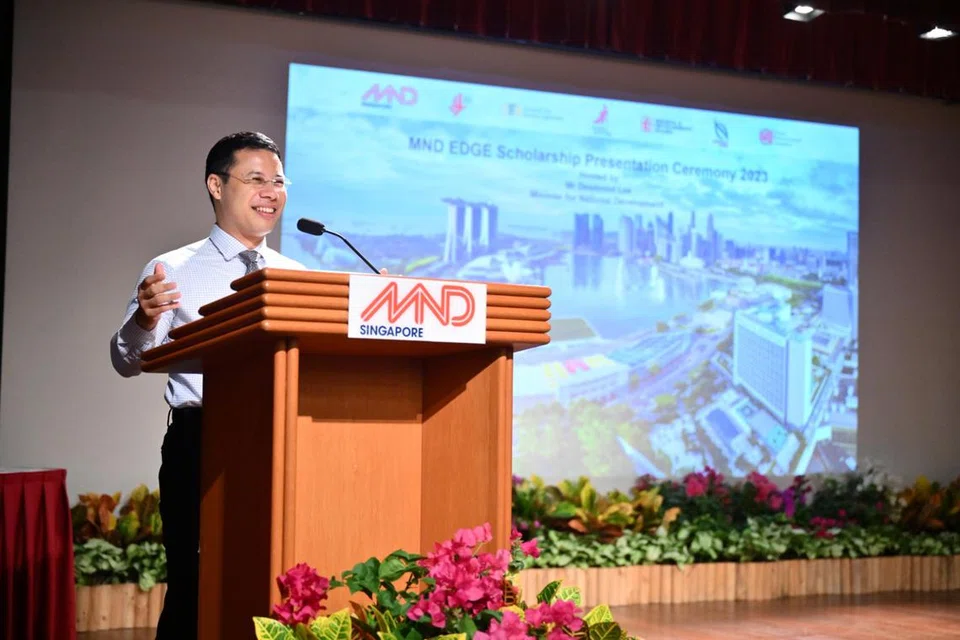 KONGSI RANCANGAN SINGAPURA: Menteri Pembangunan Negara, Encik Desmond Lee memberi ucapan sewaktu majlis penyampaian biasiswa di Kementerian Pembangunan Negara (MND) pada Selasa.