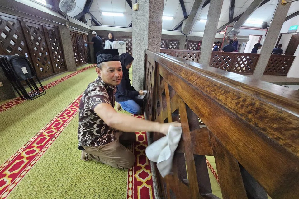 Mayor Majlis Pembangunan Masyarakat (CDC) South East, Encik Fahmi Aliman turut ikut serta membersihkan susur di tingkat atas Masjid Darul Aman. Usaha membersihkan masjid itu dianjurkan oleh MudaSG.
