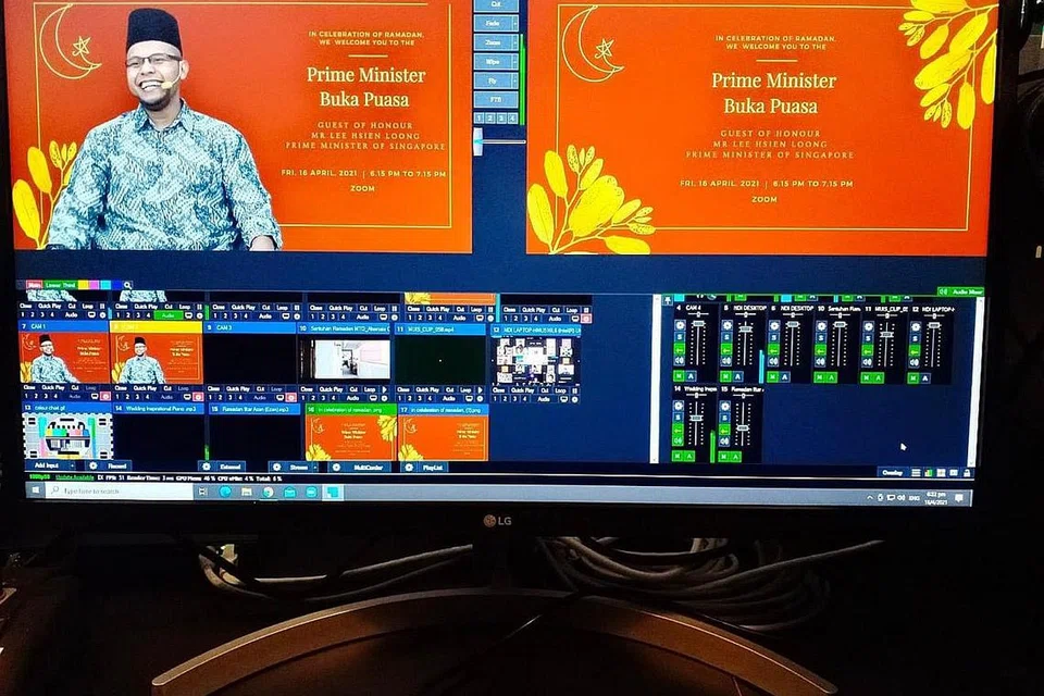  MANFAATKAN TEKNOLOGI: Rakaman di studio boleh disunting secara langsung di skrin monitor yang dikendalikan Encik Salleh sendiri (gambar atas). - Foto ihsan SALLEH ABDUL SAMAD