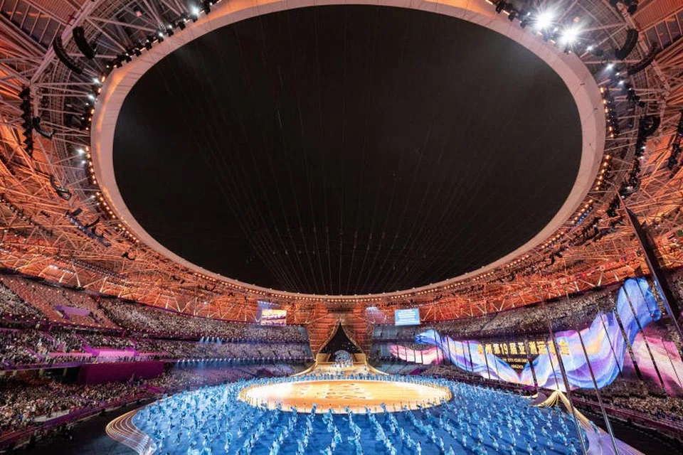 PENUH GAH: Majlis pembukaan Sukan Asia Hangzhou, yang diadakan di Stadium Pusat Olimpik Hangzhou pada Sabtu, menyaksikan penggunaan lampu dan visual moden. 