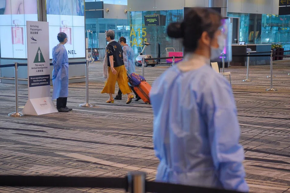ZON PALING BERISIKO TINGGI: Pintu keberangkatan dan ketibaan, dewan pemeriksaan imigresen ketibaan dan dewan mendapatkan bagasi dianggap ruang paling berisiko tinggi atau Zon 1 di Lapangan Terbang Changi. - Foto BH oleh MARK CHEONG 