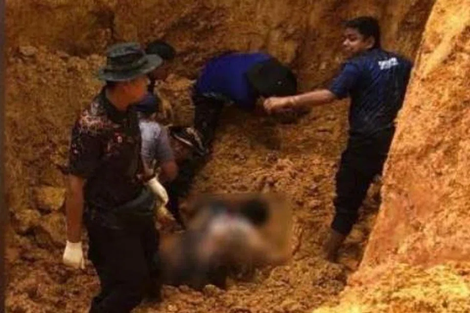 Dua anggota polis Johor cedera parah selepas tertimbus runtuhan tanah ketika menjalankan tugas pemusnahan bom di tapak perumahan Jalan Tabah, Taman Sri Lambak, di Kluang, Johor, pada 27 Ogos.