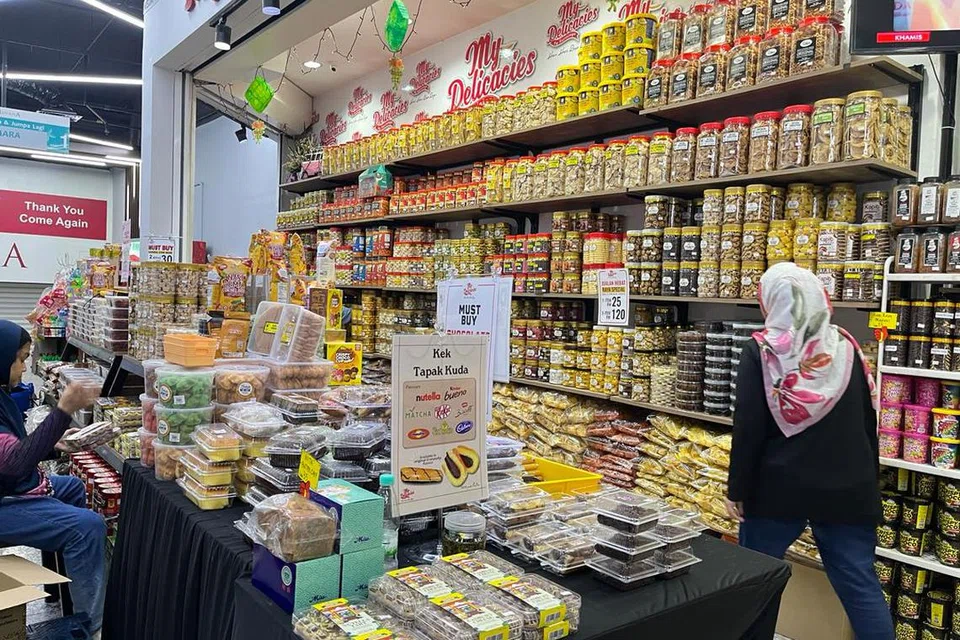 Peniaga kuih raya di Medan Mara di Jalan Tuanku Abdul Rahman, Kuala Lumpur, menanti kehadiran pelanggan. 