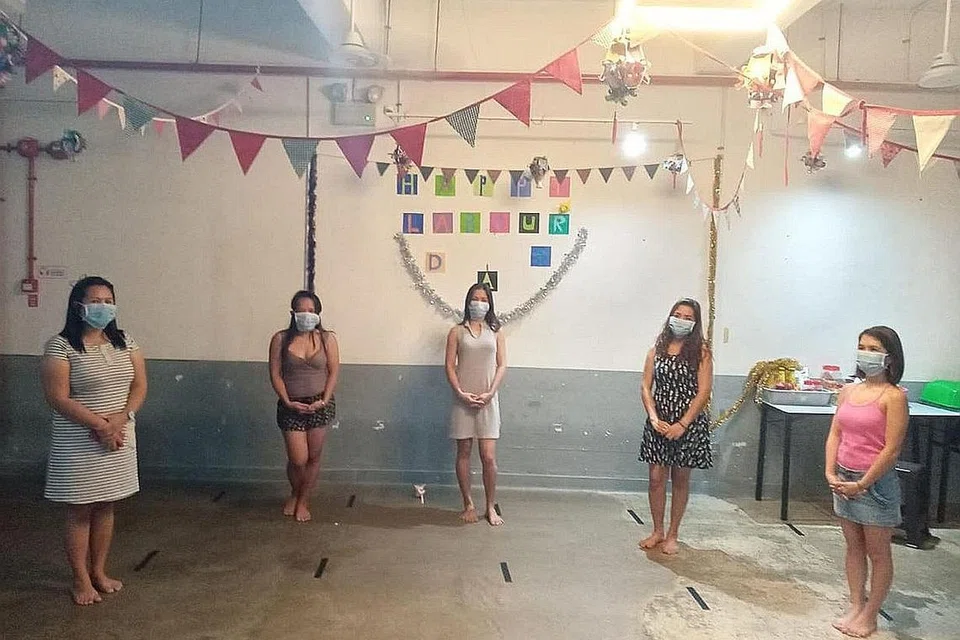 PERGESERAN: Pembantu rumah warga asing di rumah tumpangan Pertubuhan Kemanusiaan untuk Ekonomi Migran (Home) meraikan Hari Buruh baru-baru ini. Kemudahan sebegini terpaksa membataskan jumlah penghuni disebabkan arahan jarak selamat. - Foto fail