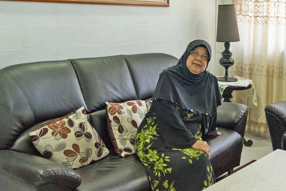 RUMAHKU, MAHLIGAIKU: Cik Badariah, yang menetap di flatnya sejak 1970, tidak terdesak menjual flat itu yang merupakan antara yang paling lama didirikan di Singapura. - Foto BM oleh SYAZA NISRINA