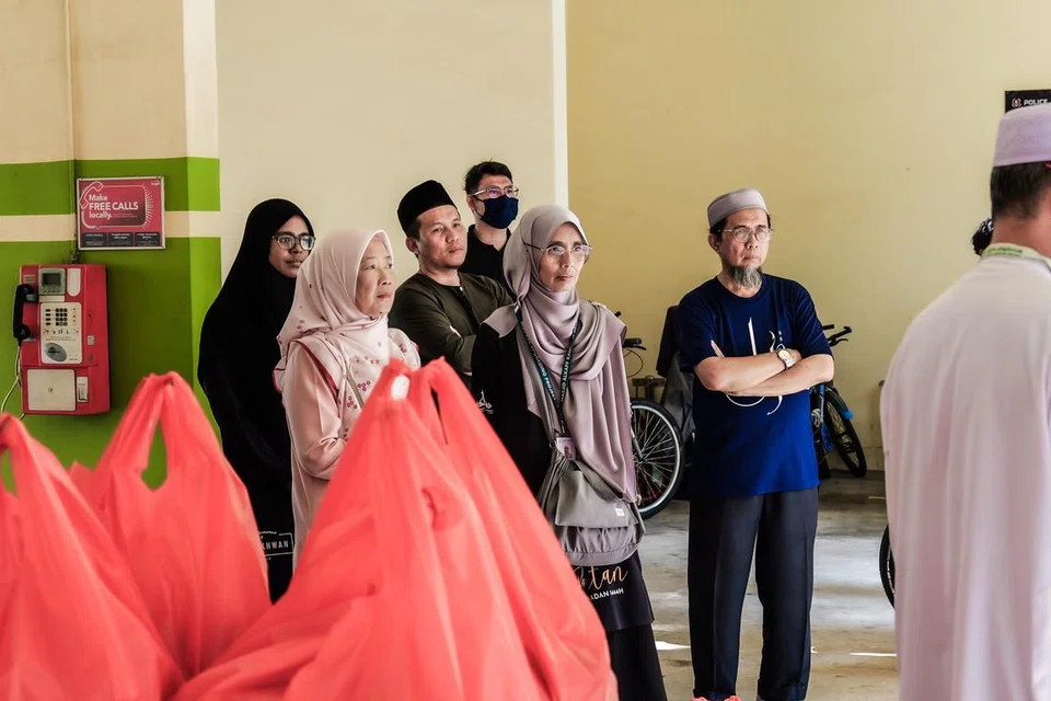 Relawan dan kakitangan Masjid Alkaff Kampung Melayu sedang mendengar taklimat daripada Ustaz Mohd Noor Samat, ketua Jabatan Penglibatan dan Jangkauan Masjid Alkaff Kampung Melayu mengenai projek ‘Spread Kindness’. 