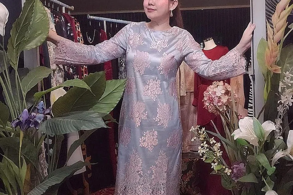 TERPAKSA IKUT RENTAK: Cik Aisyah Lim berkata pelanggan amat berjimat tahun ini disebabkan ekonomi yang lemah dan langkah pemutus litar yang sedang berkuatkuasa.- Foto ihsan AISYAH LIM 