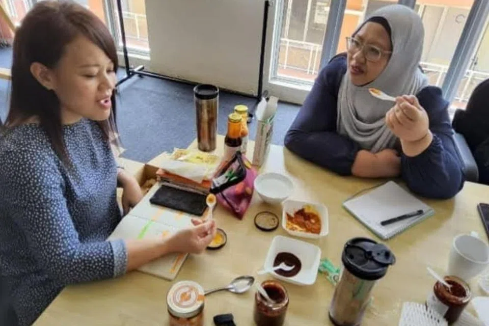 Pengarah syarikat, Hanaketo Pte Ltd, Cik Khasanah Hairi (kanan), turut berusaha mendapatkan bimbingan termasuk daripada jurulatih keto ternama dari Kuala Lumpur, Cik Lynn Bakar.