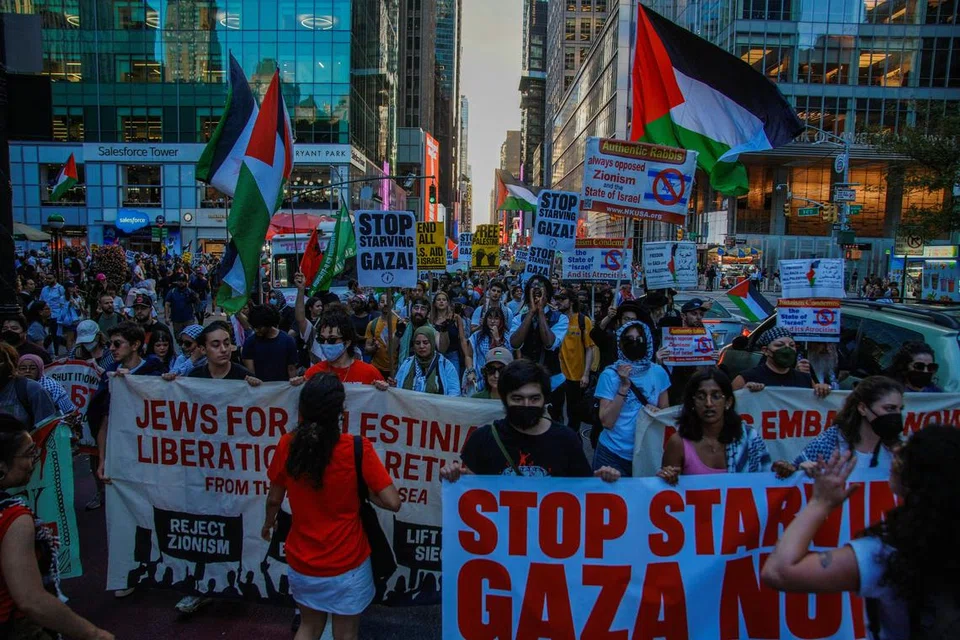 Orang ramai berarak di sepanjang jalan 42nd Street di Bandar New York, Amerika Syarikat, dalam protes “Hentikan Kebuluran Gaza Sekarang”, ketika konflik antara Israel dengan kumpulan Hamas masih berterusan, pada 22 Julai 2025. 