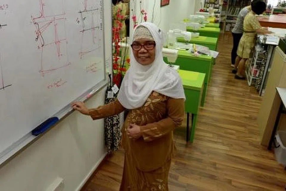 YAKIN DIRI: Pemilik sekolah menjahit, Astitchworks Concepts, Cik Jumiah, cekal menghadapi cabaran hidup. - Foto TUKIMAN WARJI