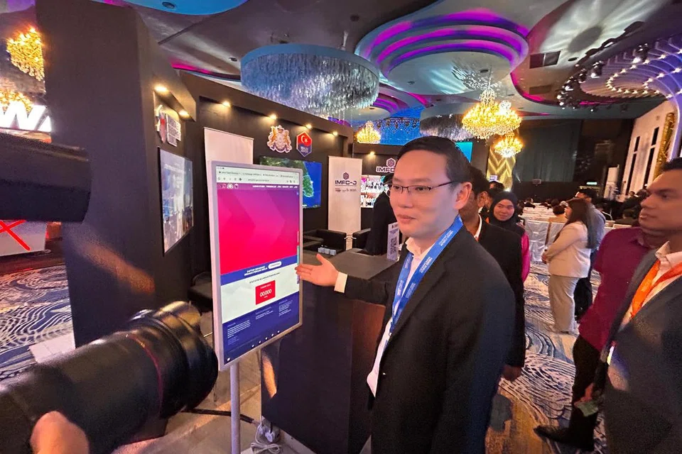 Pengerusi Jawatankuasa Pelaburan, Perdagangan, Hal Ehwal Pengguna dan Sumber Manusia Johor, Encik Lee Ting Han ketika melawat reruai pada Forum Nikkei Medini Johor di Iskandar Puteri pada 18 Jun.