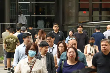Gaji sebenar meningkat 3.2 peratus pada 2024, naik dari 0.4 peratus yang dicatatkan pada 2023 susulan kadar inflasi yang semakin reda.