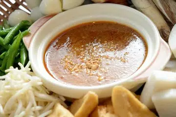 MAKANAN MELAYU: Salah satu makanan di bufet Ramadan restoran Aquamarine ialah gado-gado. - Foto MARINA MANDARIN SINGAPORE