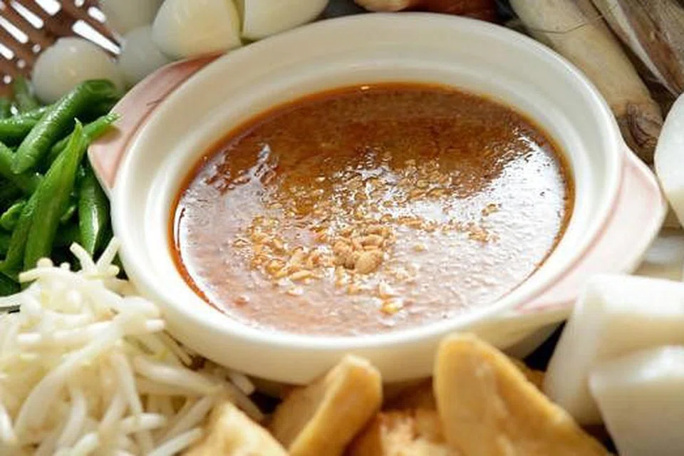 MAKANAN MELAYU: Salah satu makanan di bufet Ramadan restoran Aquamarine ialah gado-gado. - Foto MARINA MANDARIN SINGAPORE