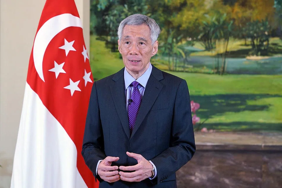 SALING PRIHATIN ANTARA SATU SAMA LAIN: PM Lee (atas) menekankan kepentingan kesihatan mental dan menggalak warga bekerjasama dan memahami lebih mendalam mengenai kesihatan mental dalam ucapan videonya untuk acara anjuran WHO sempena Hari Kesihatan Mental Sedunia. - Foto MCI