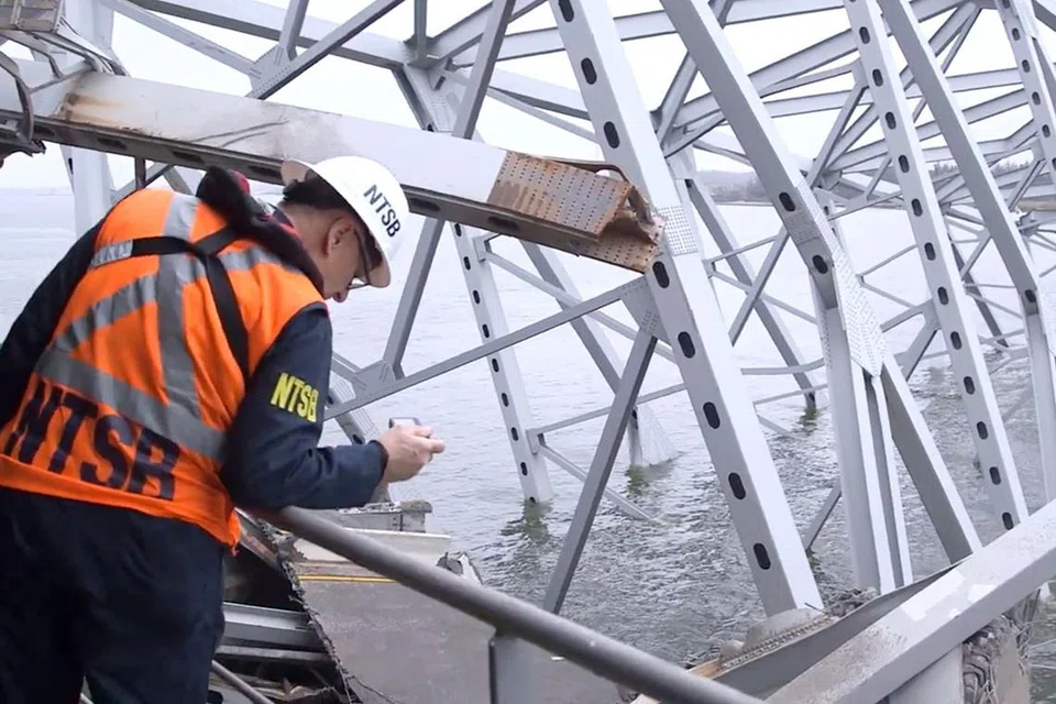 Gambar ini menunjukkan penyiasat yang menaiki kapal kontena Dali untuk melakukan pemeriksaan pada 28 Mac. 