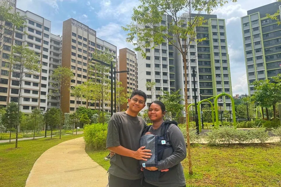 Encik Amirulazhari Ahmad Reza dan isterinya, Cik Nadia Nuraisha Mohamed Nasir, bergambar di kawasan flat sewa awam di Sengkang yang mereka diami bersama anak sulung yang baru sahaja dilahirkan pada 11 September 2024.