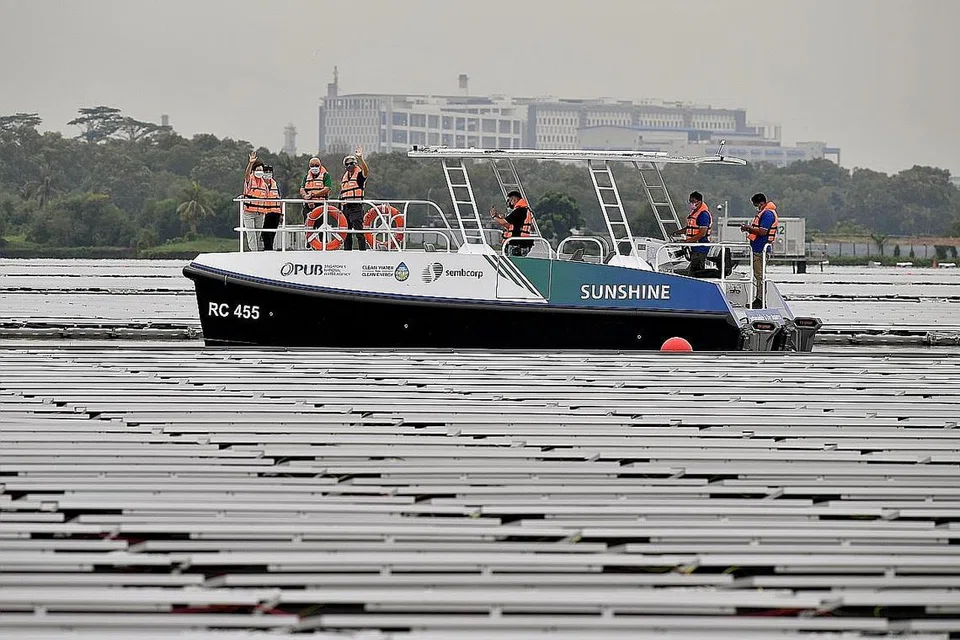 DIBUKA RASMI: (Dari kiri) Menteri Kemampanan dan Sekitaran Grace Fu; Ketua Huraian Bersepadu (Singapura & Asia Tenggara), Sembcorp, Cik Jen Tan; Pengerusi Sembcorp Industries, Encik Ang Kong Hua; dan Setiausaha Tetap MSE, Encik Albert Chua, meninjau panel suria di Ladang Suria Terapung Tengeh Sembcorp di Kolam Air Tengeh semalam. - Foto BH oleh LIM YAOHUI