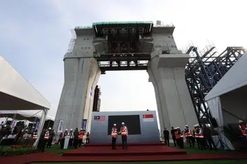 RAI BERSAMA: Perdana Menteri Singapura, Encik Lee Hsien Loong (kanan, atas pentas) dan Perdana Menteri Malaysia, Datuk Seri Anwar Ibrahim semasa menghadiri acara yang diadakan pada 11 Januari di tapak RTS Link Marine Viaduct di Selat Johor. 