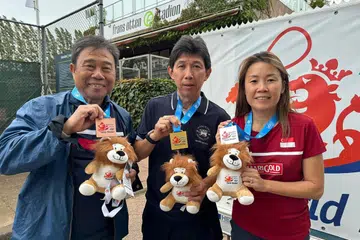 (Dari kiri) Pemain skuasy Singapura, Zainal Abidin Abdul Malik, Peter Hill dan Joannah Yue, membolot tiga pingat dalam Kejohanan Skuasy Masters Dunia di Amsterdam, Belanda, yang berlangsung dari 15 hingga 22 Ogos.