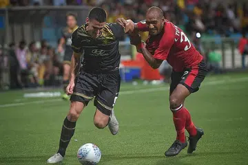 TEWAS: Kopitovic (kiri) menggunakan fizikalnya untuk mengatasi pemain Bali United, Leonard Tupamahu, dalam kekalahan 3-5 Tampines di Stadium Jalan Besar kelmarin. - Foto BH oleh ARIFFIN JAMAR