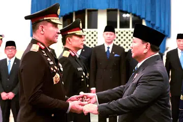 Presiden Indonesia, Encik Prabowo Subianto (kanan), menyerahkan tongkat komando kepada Ketua Polis Negara yang baru, Encik Suyudi Ario Seto, dalam upacara pelantikan di Istana Presiden di Jakarta pada 1 Oktober 2026. Encik Suyudi menggantikan Jeneral Listyo Sigit Prabowo dalam rombakan terbaru pentadbiran Encik Prabowo.