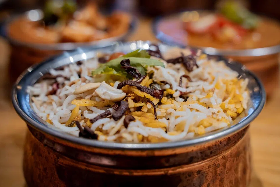 Nasi beriani dimasak dengan rempah-ratus, menghasilkan hidangan yang bukan sahaja enak, malah tampak cantik dengan nasi yang berderai.