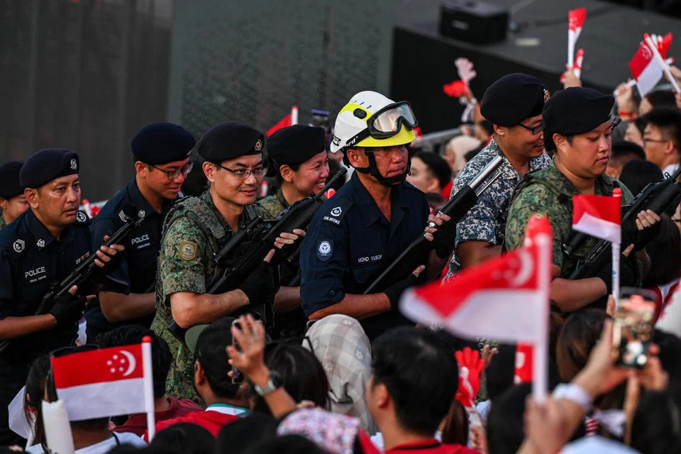 Sebahagian kontinjen NDP 2024 dalam segmen Perbarisan & Upacara (P&C) berarak naik ke kawasan penonton agar penonton dapat melihat peserta kontinjen dengan lebih dekat.