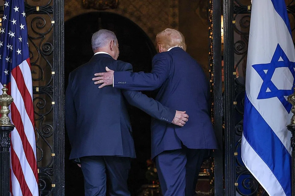 Presiden Amerika Syarikat, Donald Trump, menyambut ketibaan Perdana Menteri Israel, Benjamin Netanyahu, di kelab Mar-a-Lago miliknya di Palm Beach, Florida, pada 29 Disember 2025. Kedua-dua pemimpin mengadakan pertemuan dua hala bagi membincangkan isu keselamatan serantau di Asia Barat serta memperkukuh kerjasama strategik antara Amerika Syarikat dan Israel.