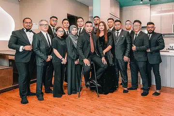 BERSAMA MAJUKAN SYARIKAT: Sokongan keluarga dan rakan sepasukan banyak membantu menaikkan nama MSR Interior Design sepanjang lapan tahun dalam industri hiasan dalaman. Pengarah syarikat, Encik Muhammad Syahiran Rohajat (duduk di barisan depan, di tengah) `bersama kakitangannya. - Foto MSR INTERIOR DESIGN