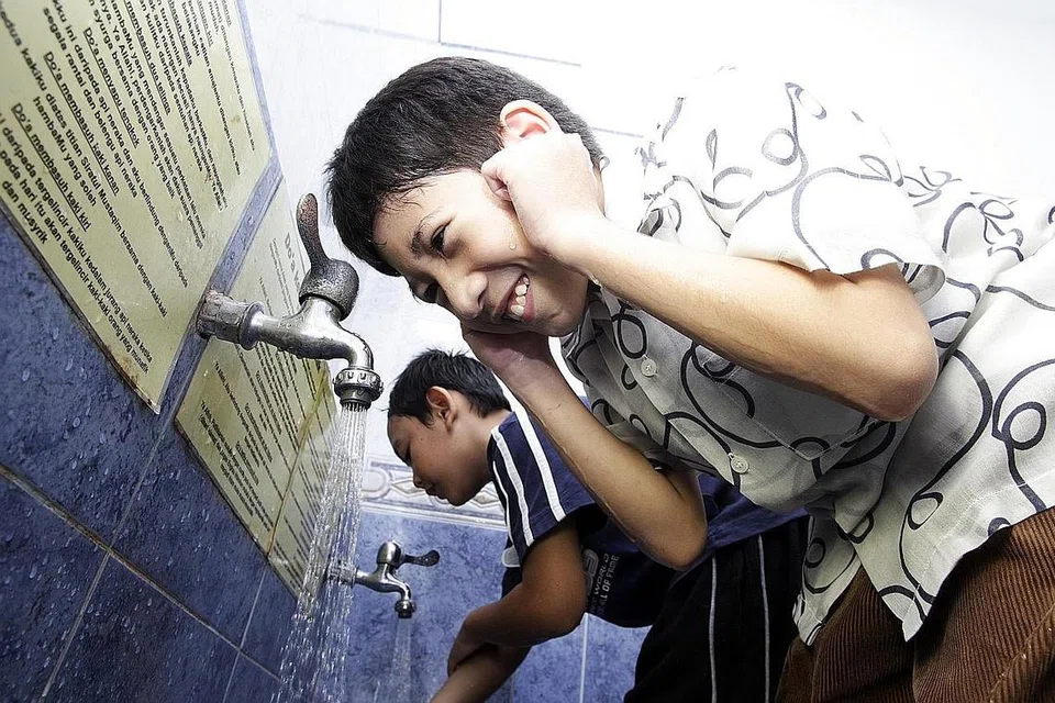 PENDIDIKAN AGAMA: Matlamat pendidikan Islam bukan hanya mengisi minda anak kita dengan maklumat "tentang" Islam, tetapi mengajar mereka apa yang dimaksudkan untuk "menjadi" orang Islam. - Foto hiasan