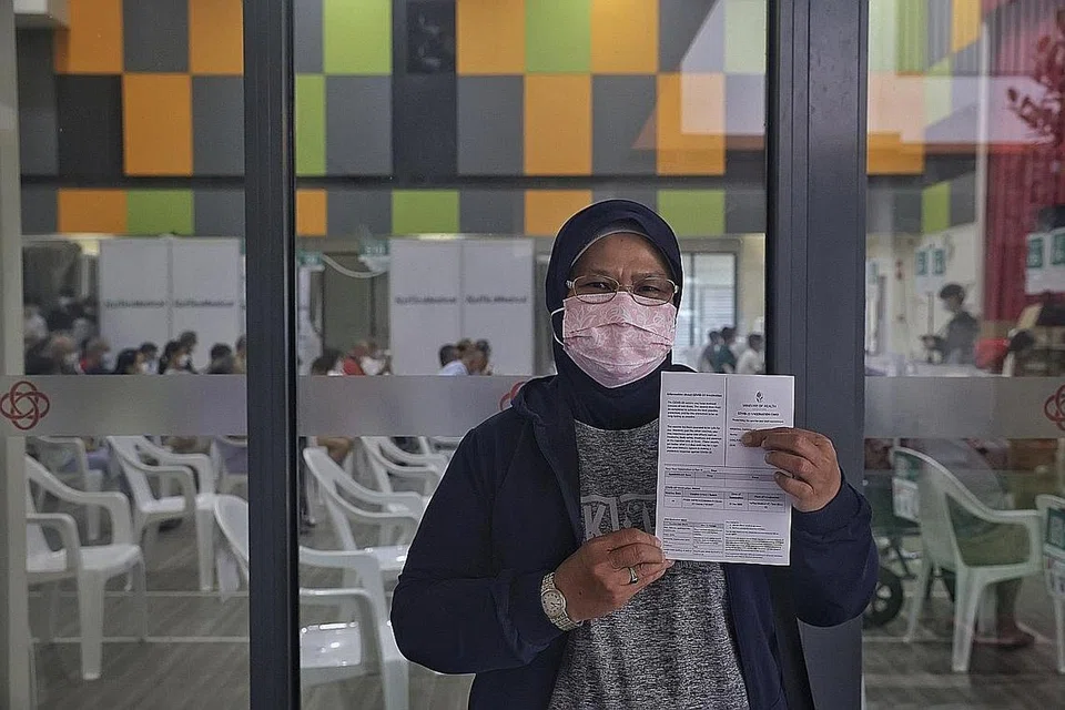 Cik Kamsinah Majid, yang telah mendapatkan suntikan penggalak di Kelab Masyarakat Teck Ghee, semalam. - Foto BH oleh KEVIN LIM
