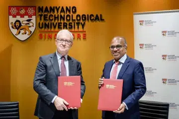 Presiden NTU Profesor Subra Suresh (right) dan rakan sejawatannya dari Kolej Imperial, Profesor Hugh Brady menandatangani perjanjian antara kededua institusi itu.