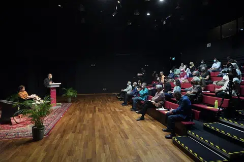 Taman Warisan Melayu (TWM) boleh melangkaui peranan tradisionalnya dengan menjadi ruang yang menggalakkan dialog tentang budaya dan identiti. Wacana yang dinamik akan memberi perspektif luas tentang warisan kepada khalayak lebih ramai.