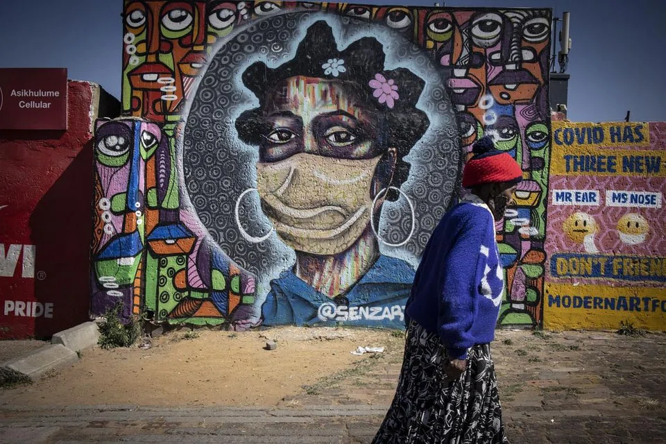 SEDANG DIPANTAU: Di Johannesburg, Afrika Selatan, saintis setempat di negara itu sedang memantau varian C.1.2 yang merupakan sejenis Varian Yang Perlu Mendapat Perhatian (VoI) yang merangkumi Varian Mu, kerana ia telah merebak di Afrika Selatan, meskipun dalam kadar keseringan yang rendah. Hari ini sekitar 100 urutan varian itu dilaporkan di seluruh dunia sejak ia pertama kali dikesan di Afrika Selatan pada Mei tahun ini. - Foto EPA-EFE