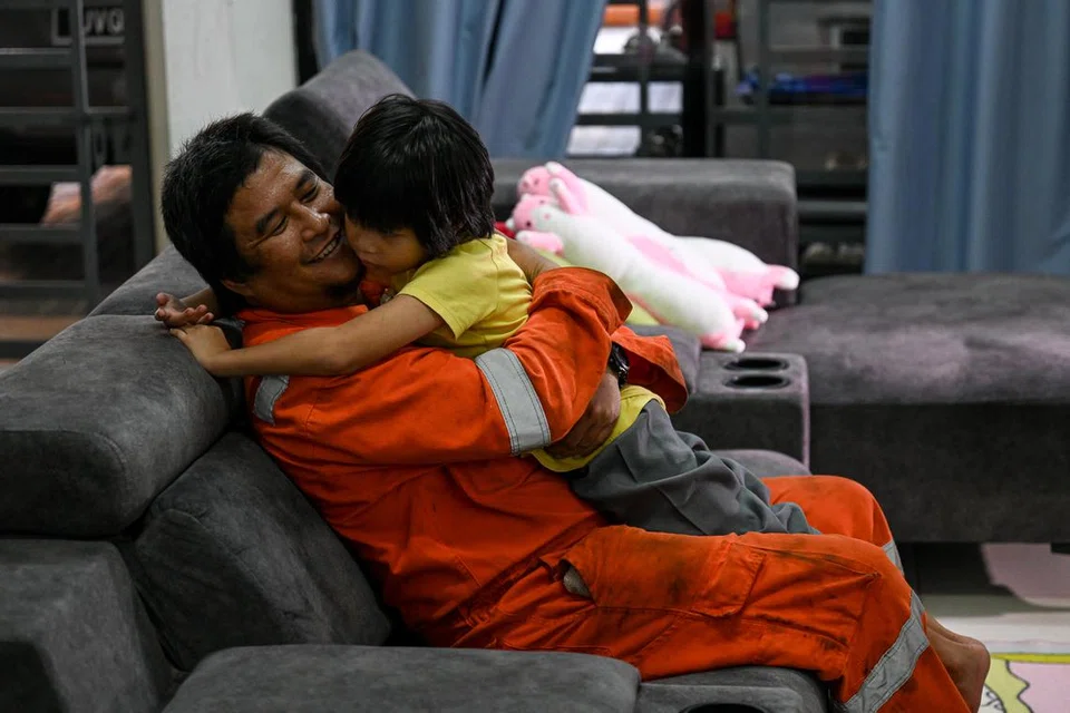 Encik Mohd Aminurashid Ali Akbar meluangkan masa bersama anak perempuannya, Siti Nurqhalissyah Mohd Aminurashid, yang mengalami autisme.