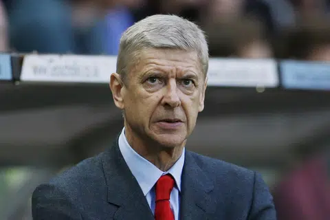 Arsene Wenger mempertahankan Piala Dunia Kelab susulan kritikan Jurgen Klopp mengenai kejohanan tersebut. Beliau berkongsi pengajaran tentang pengurusan cuaca panas dan mutu padang semasa kejohanan tersebut.