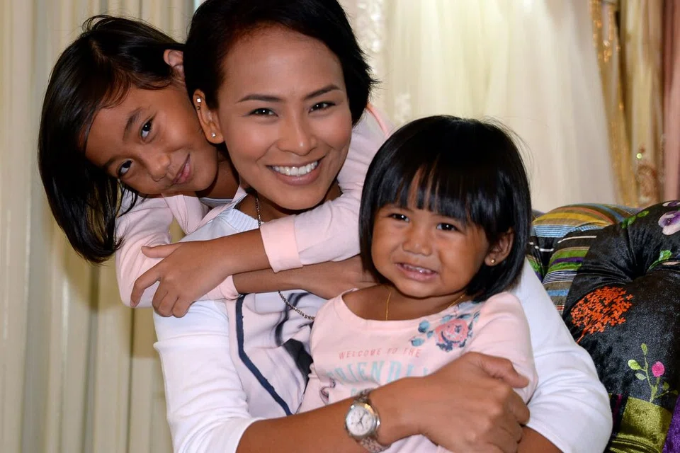 HARUNGI BAHTERA KEIBUBAPAAN SEORANG DIRI: Cik Siti Maisaraa Salim bertungkus lumus membesarkan anaknya, Qisthina Qushairyn Md Sahri (kiri) dan Qisya Qurratu'ain Md Fuad, dengan bekerja keras menjadi jurusolek golongan selebriti dan bakal pengantin. 