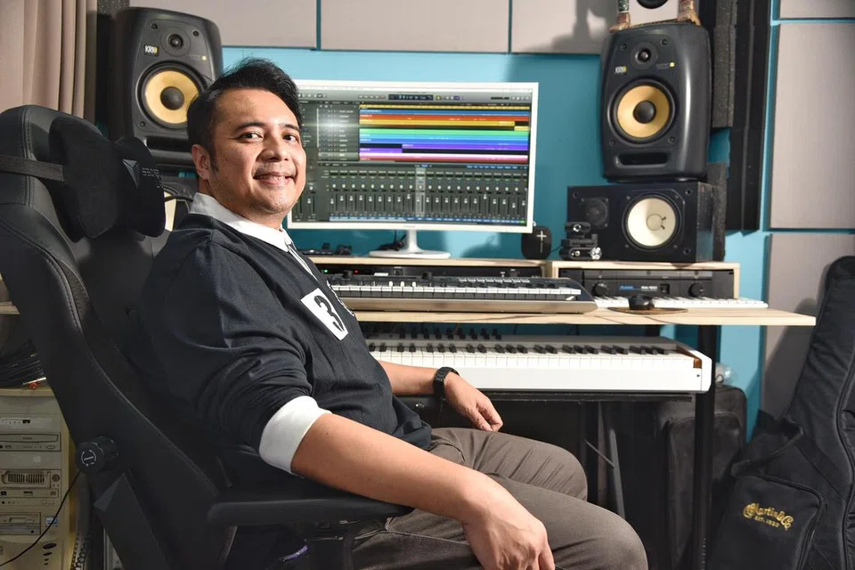 Komposer Singapura, Mayuni Omar, berkata lirik adalah tulang belakang bagi mana-mana lagu, terutamanya lagu Raya. 
