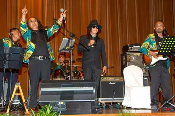 GANDINGAN VOKALIS HEBAT: Jatt Ali (dua dari kiri) dari Black Dog Bone dan Jay Jay dari Carefree (bertopi) membuat seisi Grand Ballroom di Orchid Country Club riuh dengan sorakan mengenang nostalgia. Bersama mereka adalah anggota BDB lain, Walit Halik (kiri) dan Razzi M (kanan). - Foto BH oleh ZALEHA ABDUL KADER