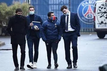 MULA BERTUGAS DI KELAB BARU: Ketua jurulatih baru Paris Saint-Germain (PSG), Mauricio Pochettino (kanan), bersama pengarah sukan PSG, Leonardo (kiri), dan kakitangan lain kelab itu kelmarin. - Foto AFP