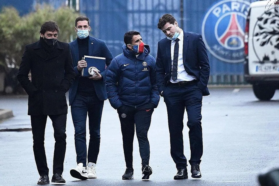 MULA BERTUGAS DI KELAB BARU: Ketua jurulatih baru Paris Saint-Germain (PSG), Mauricio Pochettino (kanan), bersama pengarah sukan PSG, Leonardo (kiri), dan kakitangan lain kelab itu kelmarin. - Foto AFP