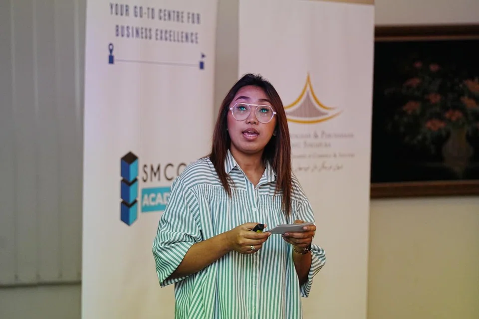 Cik Nurazlina Hamadi merupakan antara tiga pemenang modal permulaan sebanyak $5,000 di bawah program perniagaan mikro, myimpact, yang dilancarkan oleh Maybank Singapura dengan kerjasama Dewan Perniagaan dan Perusahaan Melayu Singapura (DPPMS).