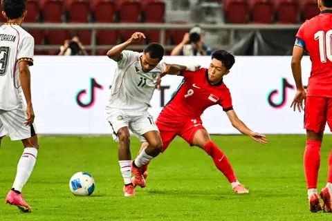 Penyerang dan kapten Timor-Leste, Zenivio Mota (jersi putih), merupakan antara sinar pasukannya dengan gelecek dan larian berbahaya yang sekali gus mengucar-ngacirkan pertahanan Singapura. 