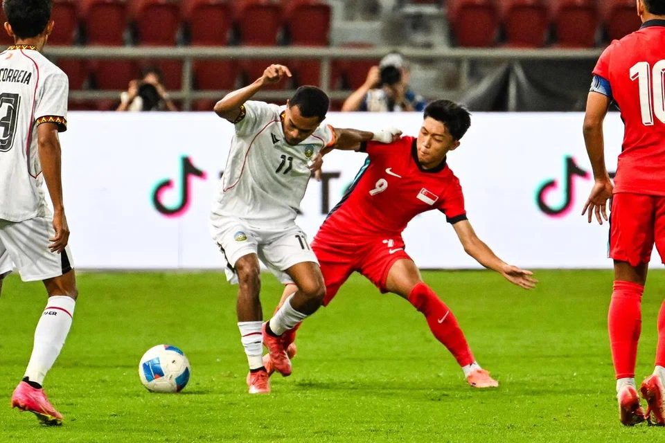 Penyerang dan kapten Timor-Leste, Zenivio Mota (jersi putih), merupakan antara sinar pasukannya dengan gelecek dan larian berbahaya yang sekali gus mengucar-ngacirkan pertahanan Singapura. 